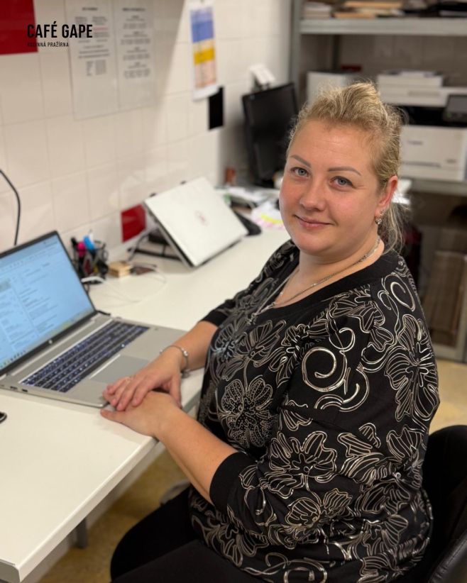 📦 Každý den balíme desítky voňavých zásilek, ladíme faktury, tiskneme štítky a hlídáme, aby všechno dorazilo včas. ☕💨 Za...