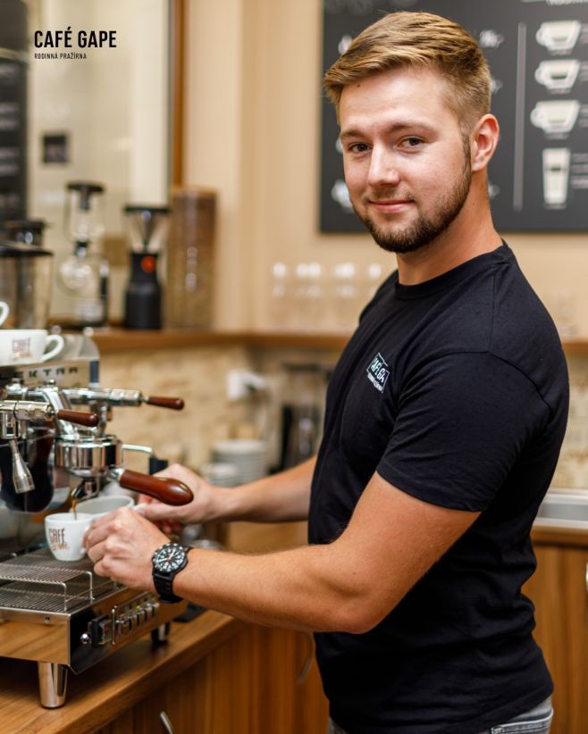 Káva je jako hudba – záleží, kdo ji „zahraje“. 🎶 Chuť ovlivňuje nejen původ zrn, ale i typ mlýnku, voda, teplota, vlhkost...