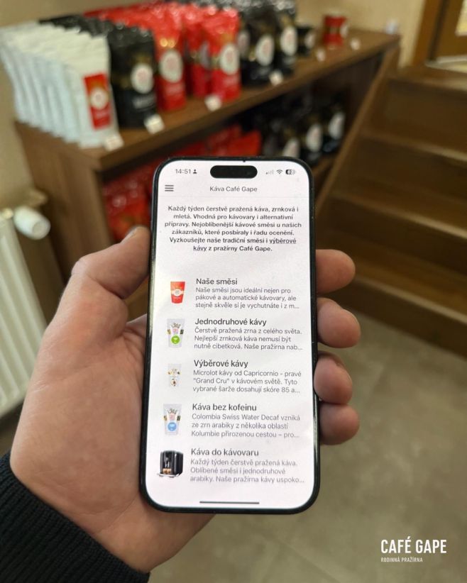 📱 Všechny kávy. Novinky. Akce. Objednávky. Přímo v kapse. 👉 Stáhni aplikaci → otevři → objednej → uvař → užij ☕✨