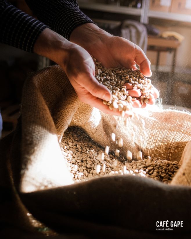 Ne všechny kávy chutnají „kávově“. ☕🙂 Velký vliv má způsob zpracování zrn po sklizni: 🌧️ Washed (promytá) → čistá chuť →...