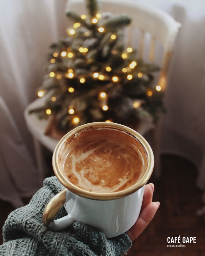 Každá rodina má svůj vánoční rituál. 🎄 Někdo zdobí stromek 23. Někdo peče 10 druhů cukroví. Někdo pije kávu nebo likér u...